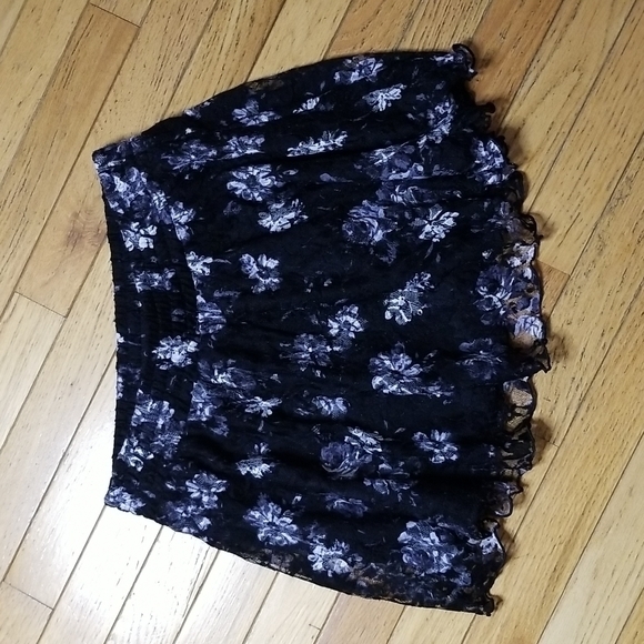 Womens skirt med,black and white. Lace on outer side. - Picture 1 of 6